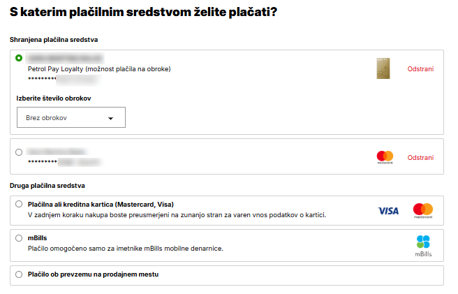 Izbira načina plačila v Petrol eShop z označeno Petrol Pay Loyalty kartico. Prikazana je možnost izbire števila obrokov (trenutno brez obrokov). Na voljo tudi druge možnosti plačila: kartica Mastercard ali Visa, mBills ter plačilo ob prevzemu.